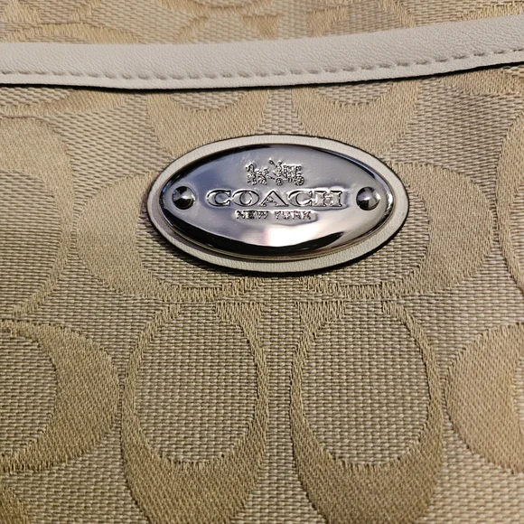 Elegant Coach Cream Shoulder/Crossbody Bag - Picture 7 of 16